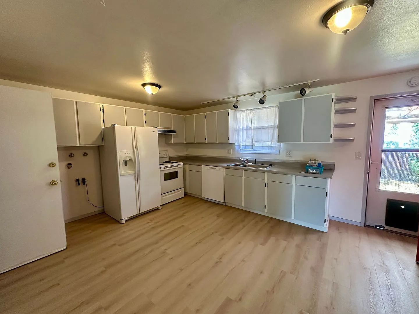 Spacious 3-bedroom, 2-bathroom home located in the South Suburbs with attached garage — Photo 1