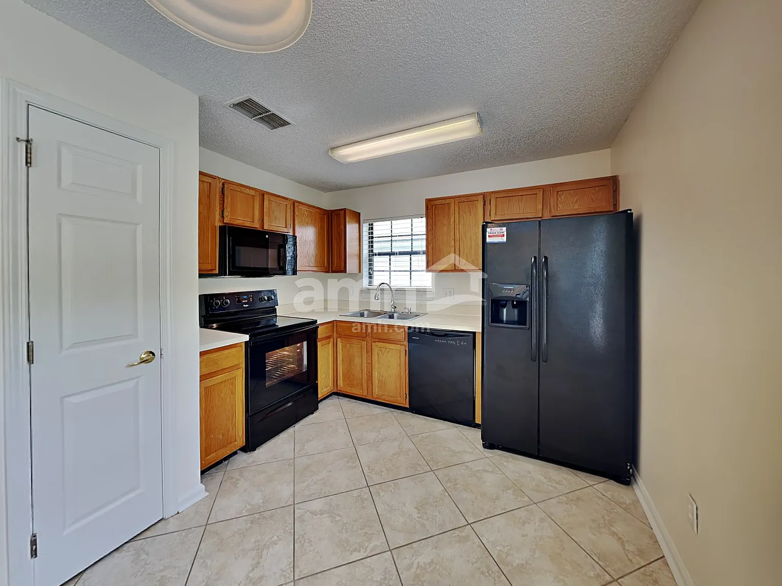 3 bed, 2.0 bath, 1563 sqft, $1,925 — Photo 3