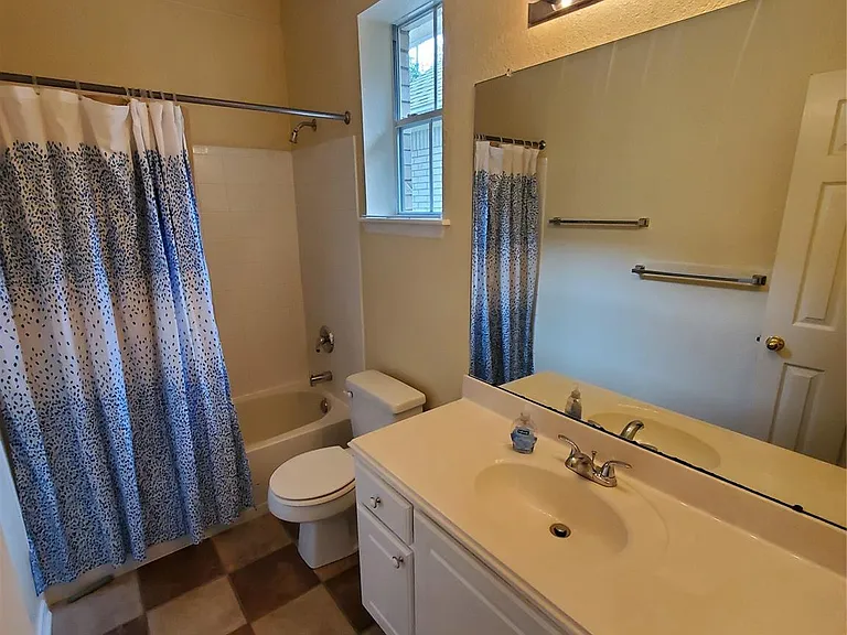 2715 Falling Forest Ct — Photo 10