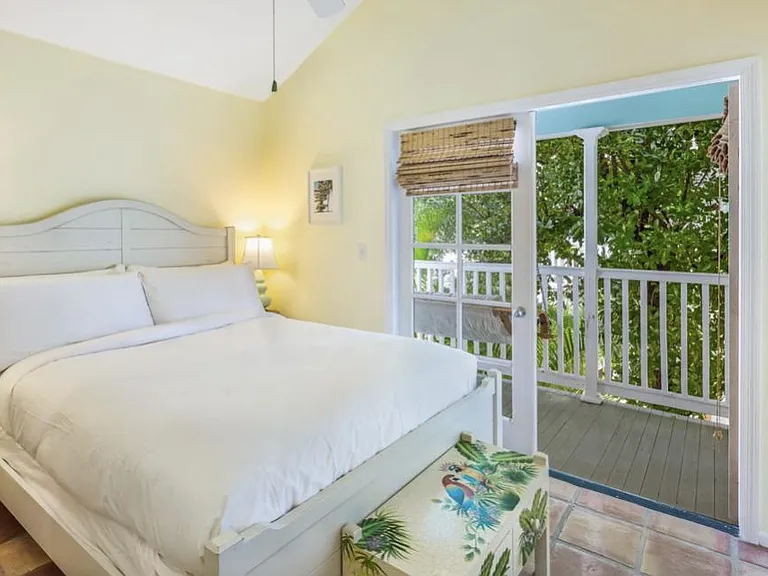 Bedroom 1- Queen bed