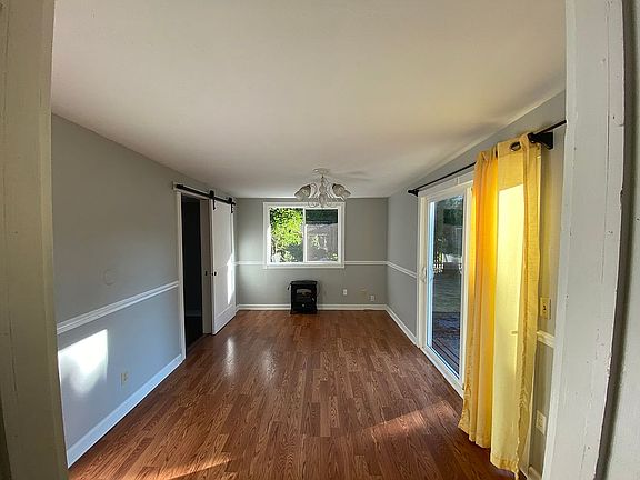 3rd image of 611 Ballarat Ave N