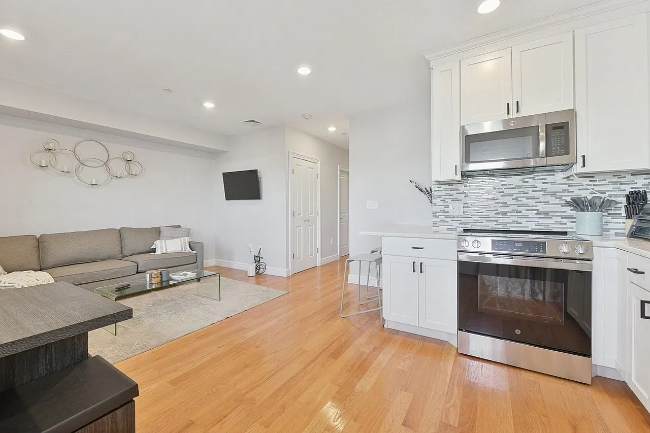 2 bed, 1.0 bath, 726 sqft, $2,900 — Photo 2