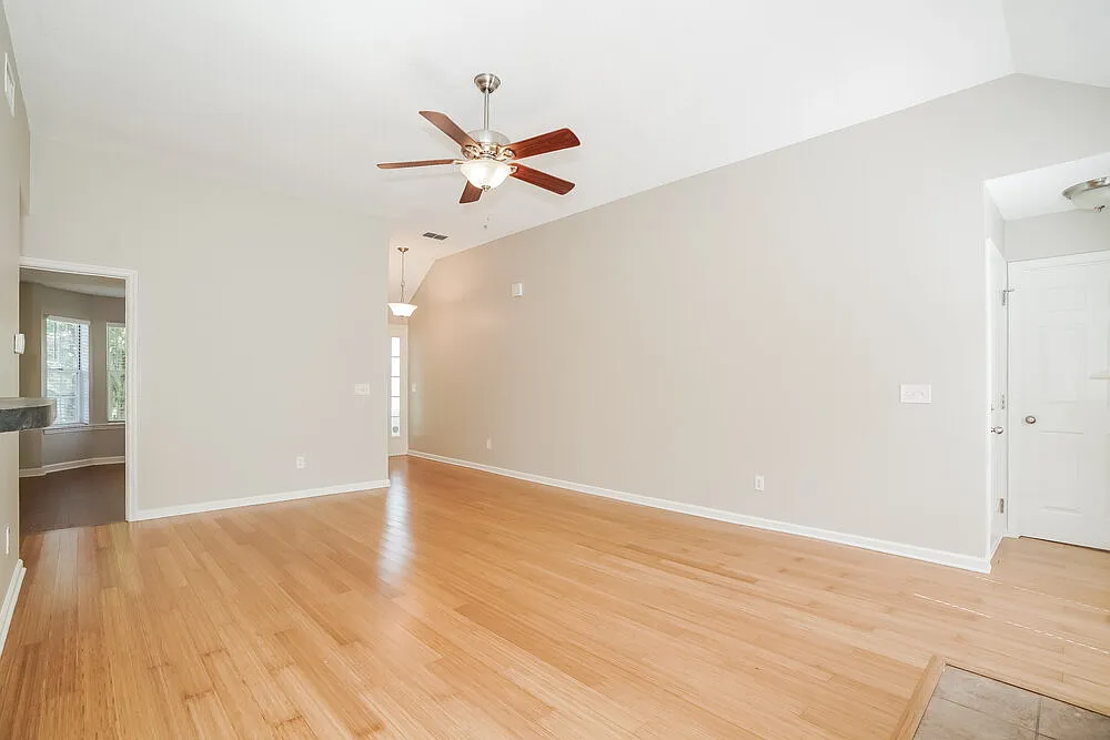 3 bed, 2.0 bath, 1659 sqft, $2,370 — Photo 4
