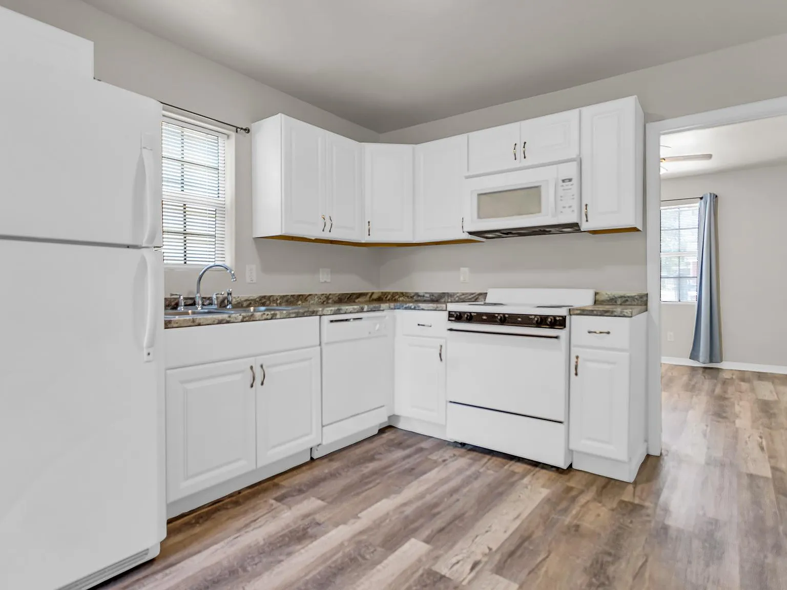 2 bed, 754 sqft, $1,300 — Photo 2