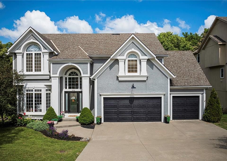 1st image of 1012 NE Serenity Ln