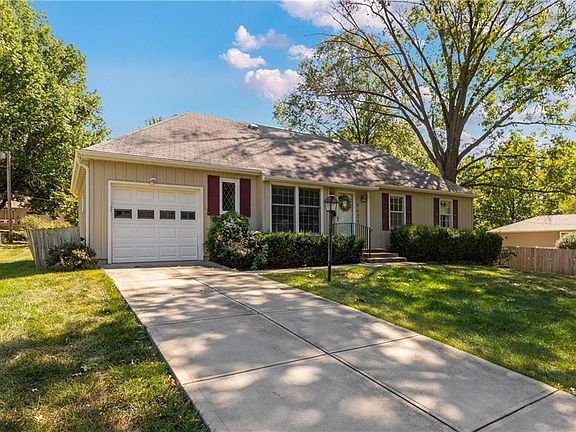 4th image of 9625 England Dr