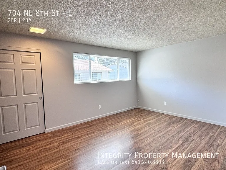 704 NE 8th St #E — Photo 12