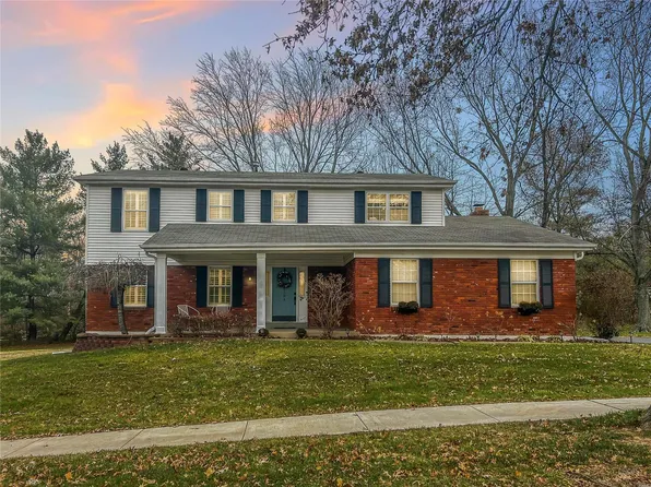 1584 Dexter Woods Dr, Chesterfield, MO 63017