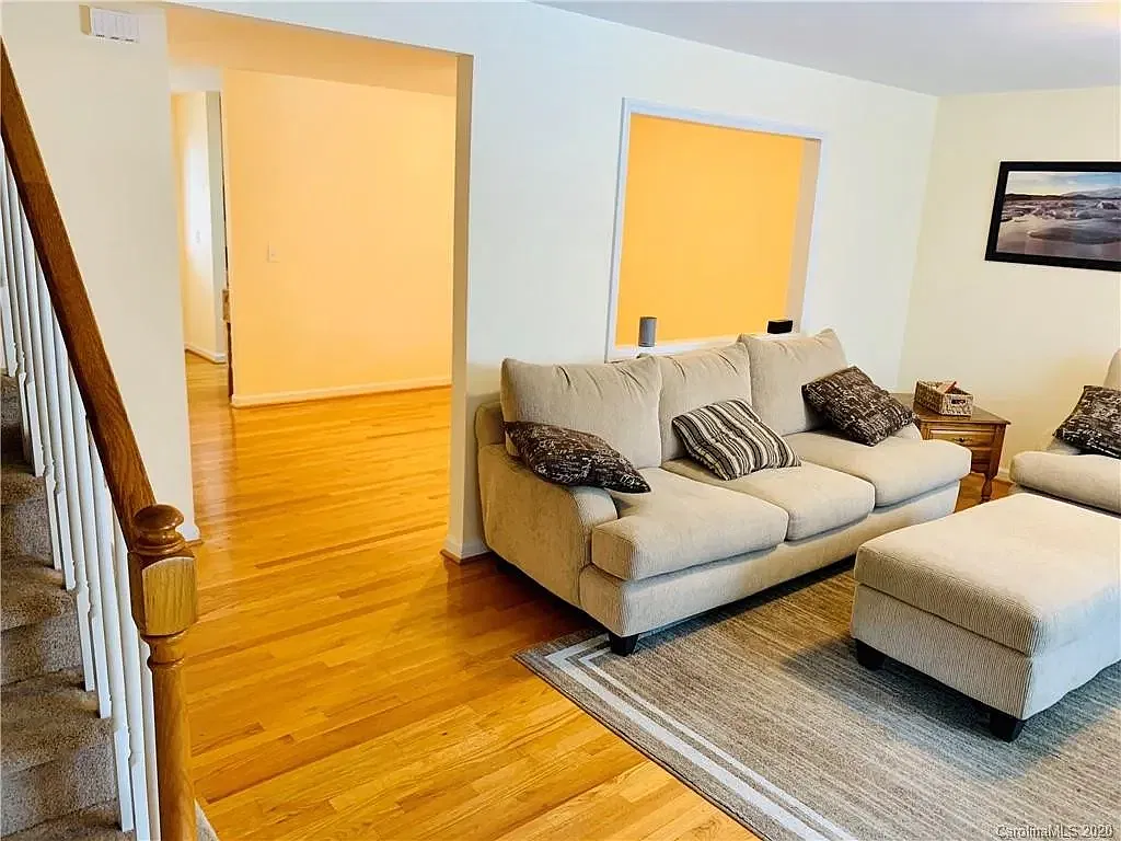 3 bed, 2.5 bath, 1438 sqft, $2,400 — Photo 4