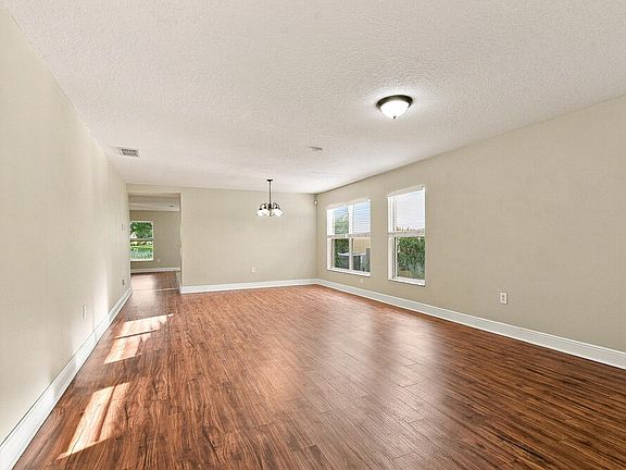 3rd image of 1920 Strathmore Cir