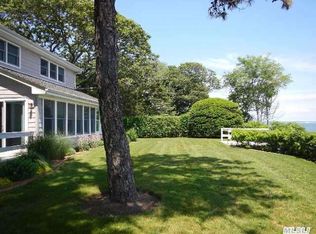 515 S Oakwood Dr, Laurel, NY 11948