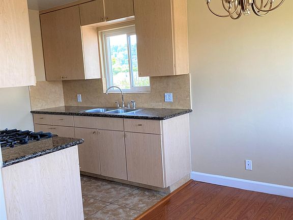 5th image of 918 E Acacia Ave #M