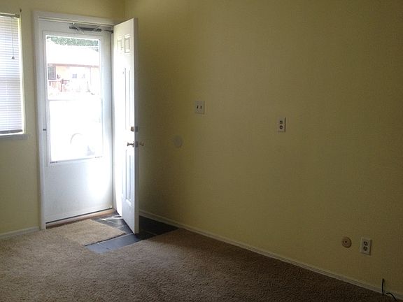 3rd image of 931 E Fairlawn Cir