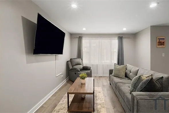 7007 S East End Ave #B — Photo 2