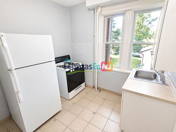 3rd image of 375 Fairmount Ave #8