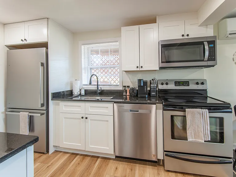 1008 Coleman St #B — Photo 10