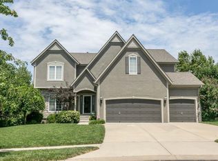 16011 S Parkwood Ct, Olathe, KS 66062