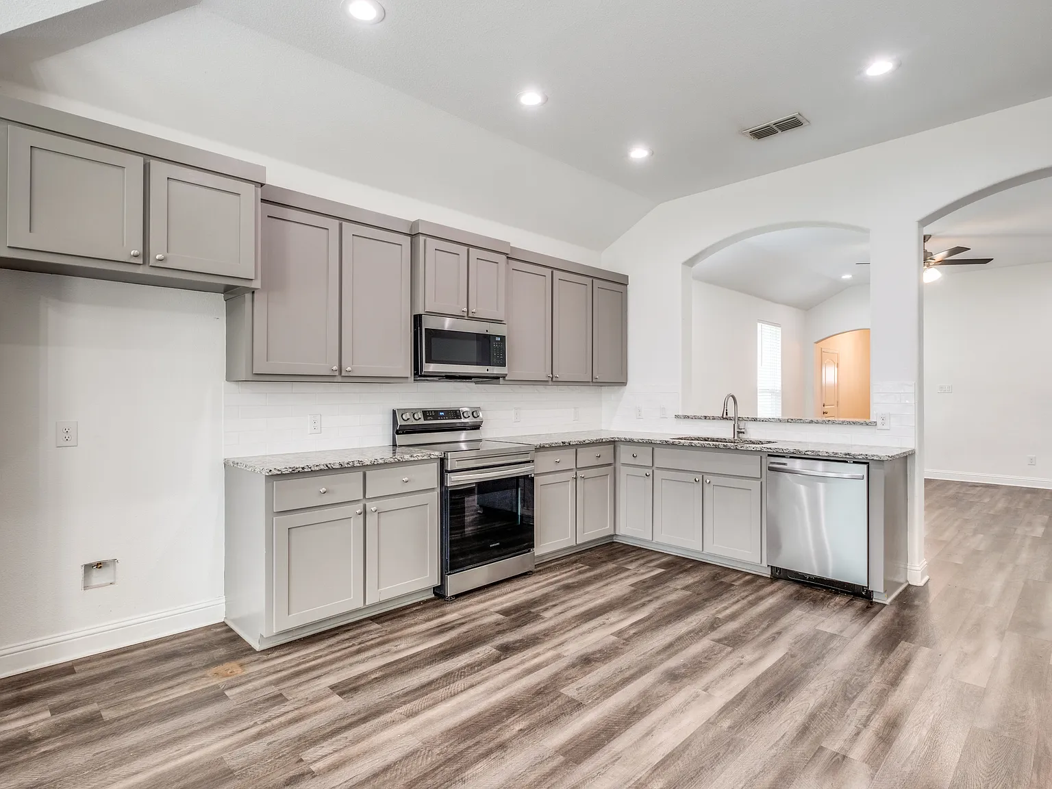 4 bed, 1617 sqft, $2,380 — Photo 4