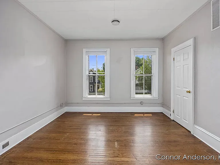 469 Crescent St NE — Photo 3
