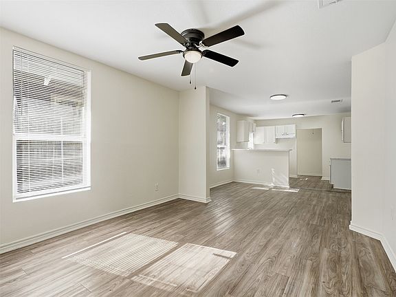 4th image of 1419 Waco Ave
