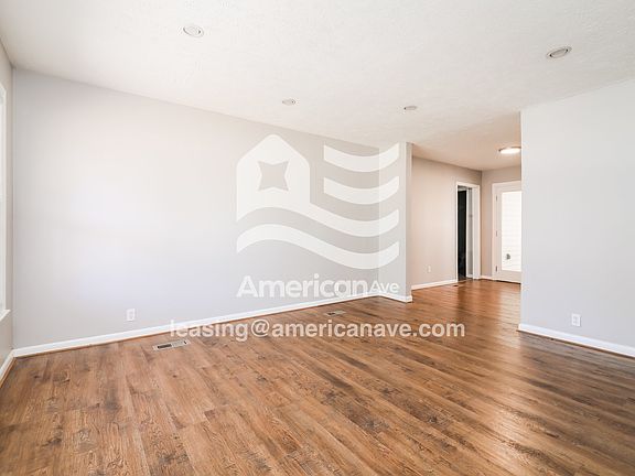 1099375_002_living_room_14167159.jpg