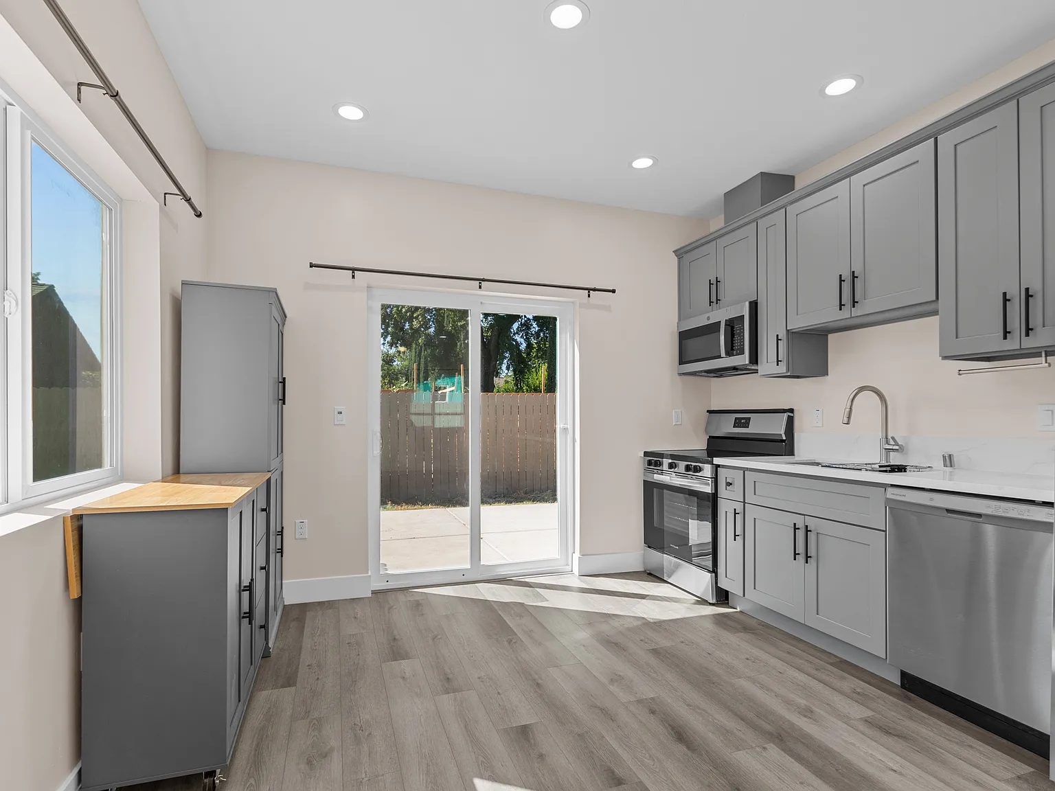 2 bed, 745 sqft, $2,250 — Photo 3