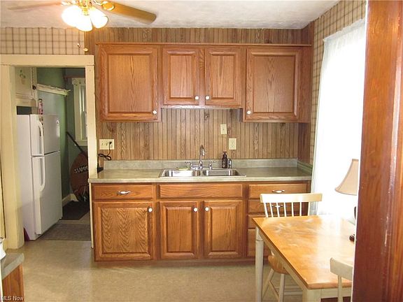 3rd image of 886 W Spruce Ave