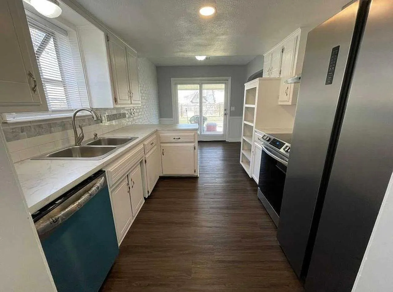 1000 Newport Ave — Photo 2
