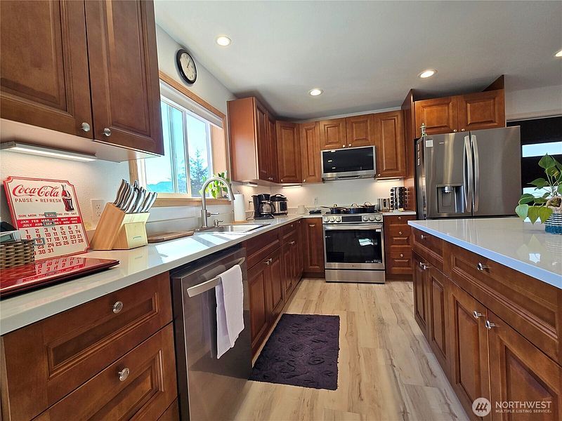 4th image of 851 Thomas Street