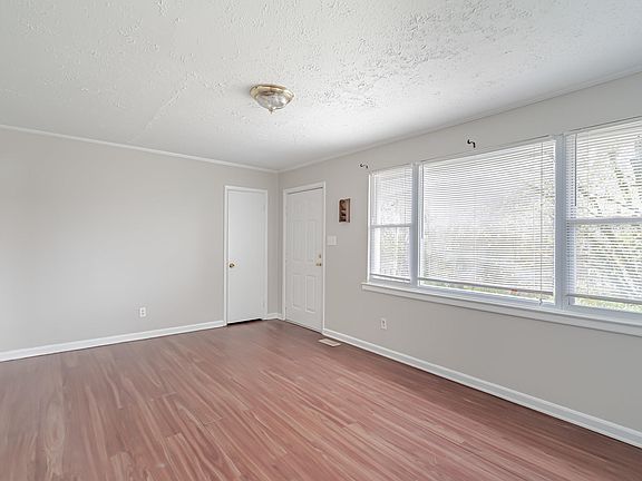3rd image of 3219 Greenway Dr