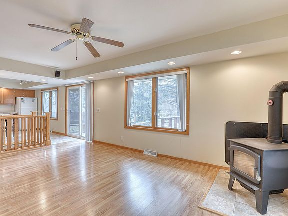 3rd image of 524 Decker Dr