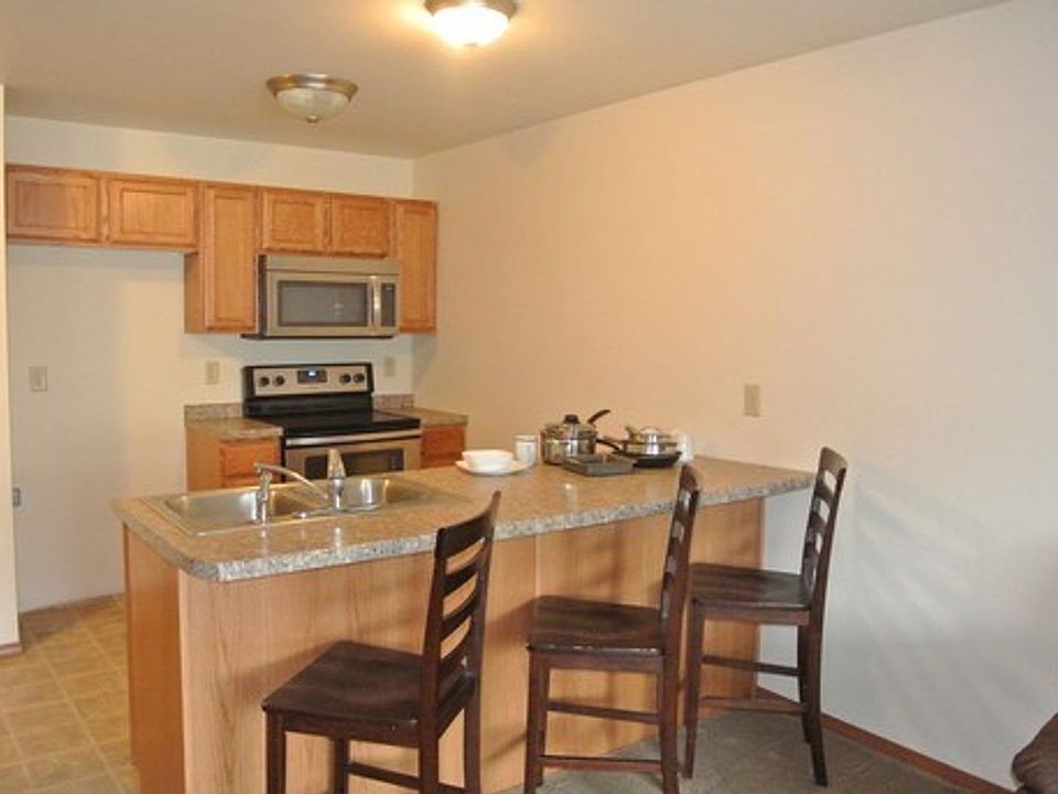 1st image of 302 Elm St NE #104