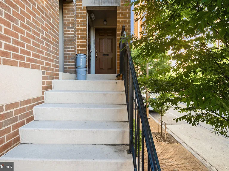 642 S Charles St #R22 — Photo 2