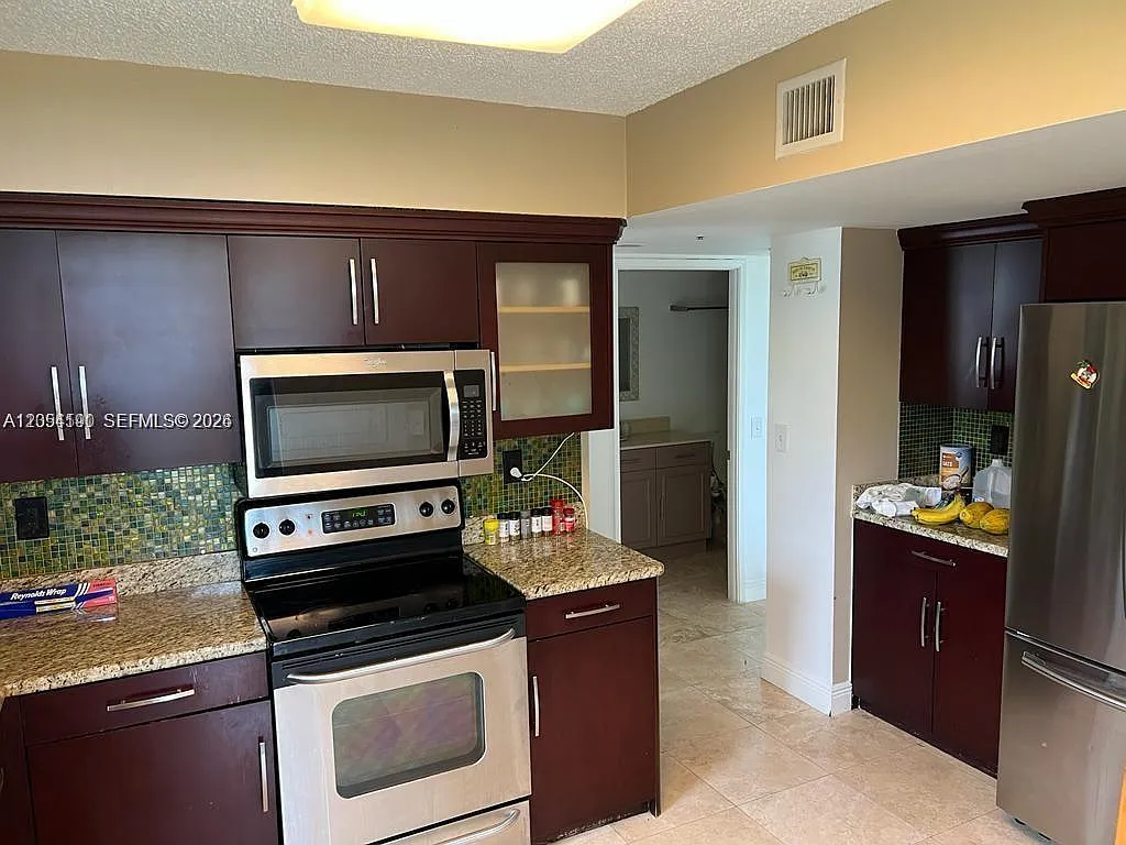 3 bed, 1302 sqft, $3,300 — Photo 4