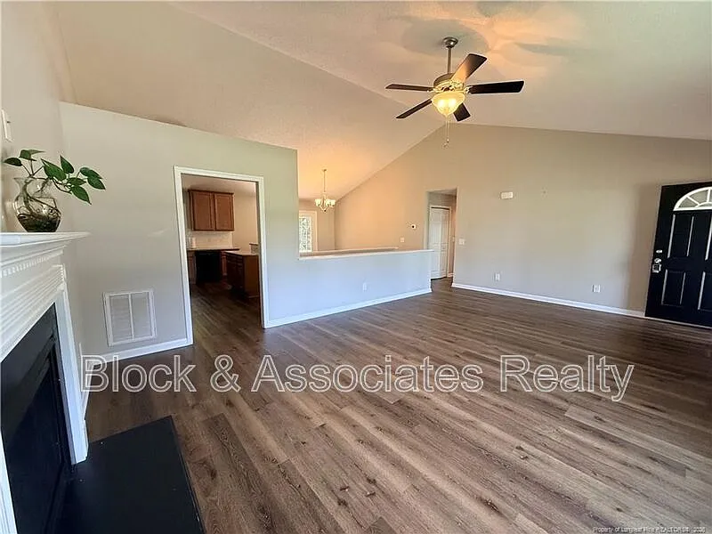 3 bed, 2.5 bath, 2282 sqft, $1,900 — Photo 3