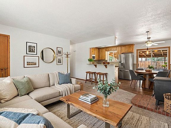 4th image of 253 Blossom Dr