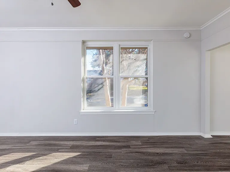 5700 Pershing Ave — Photo 18