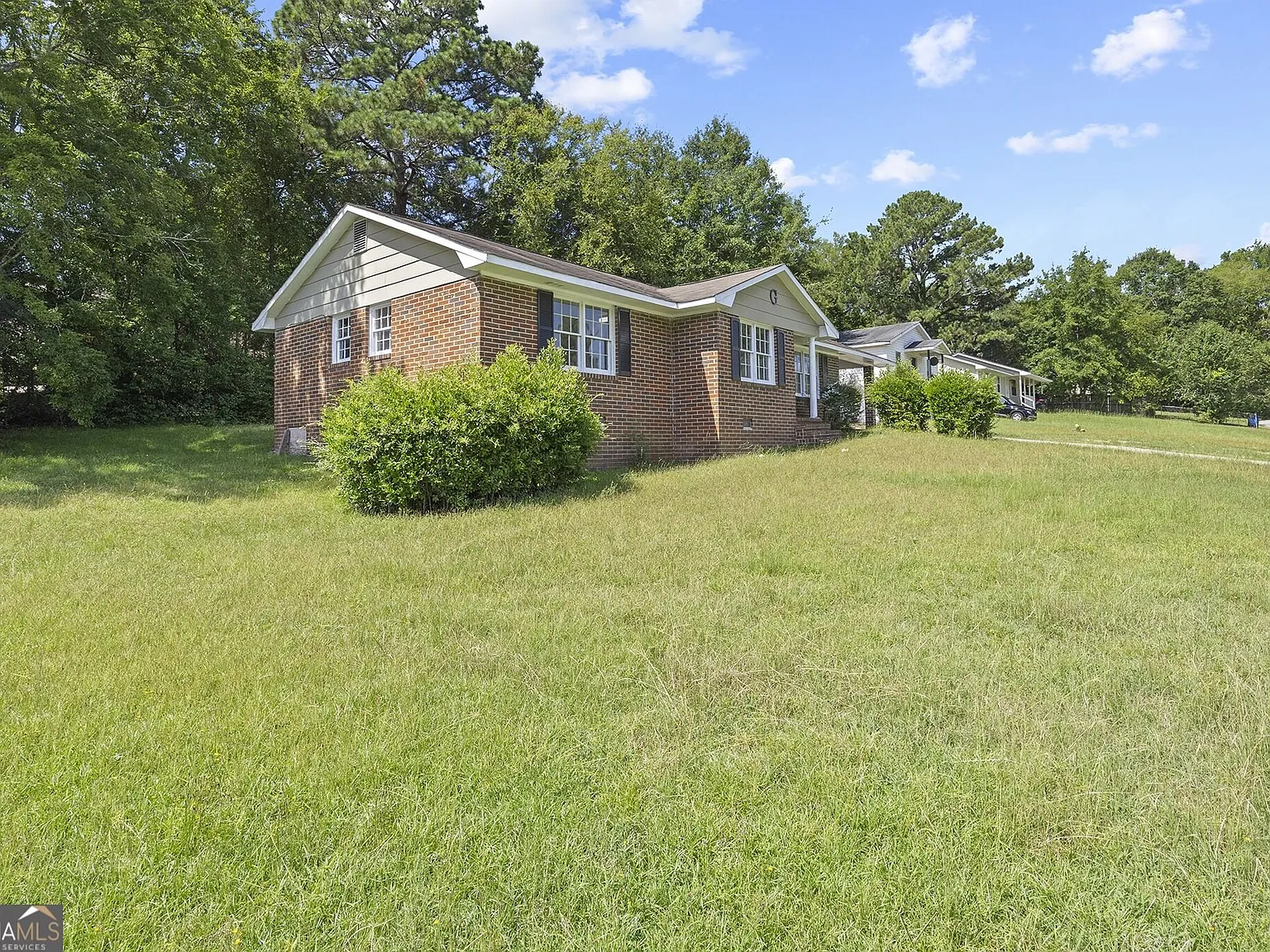 3 bed, 1.0 bath, 1290 sqft, $1,329 — Photo 4