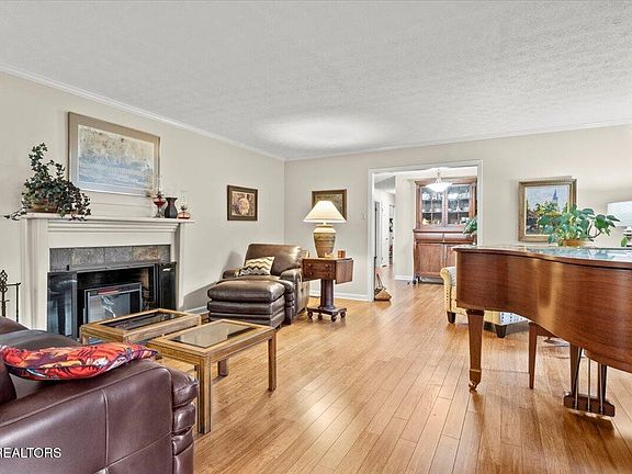 3rd image of 2022 Oakwood Dr