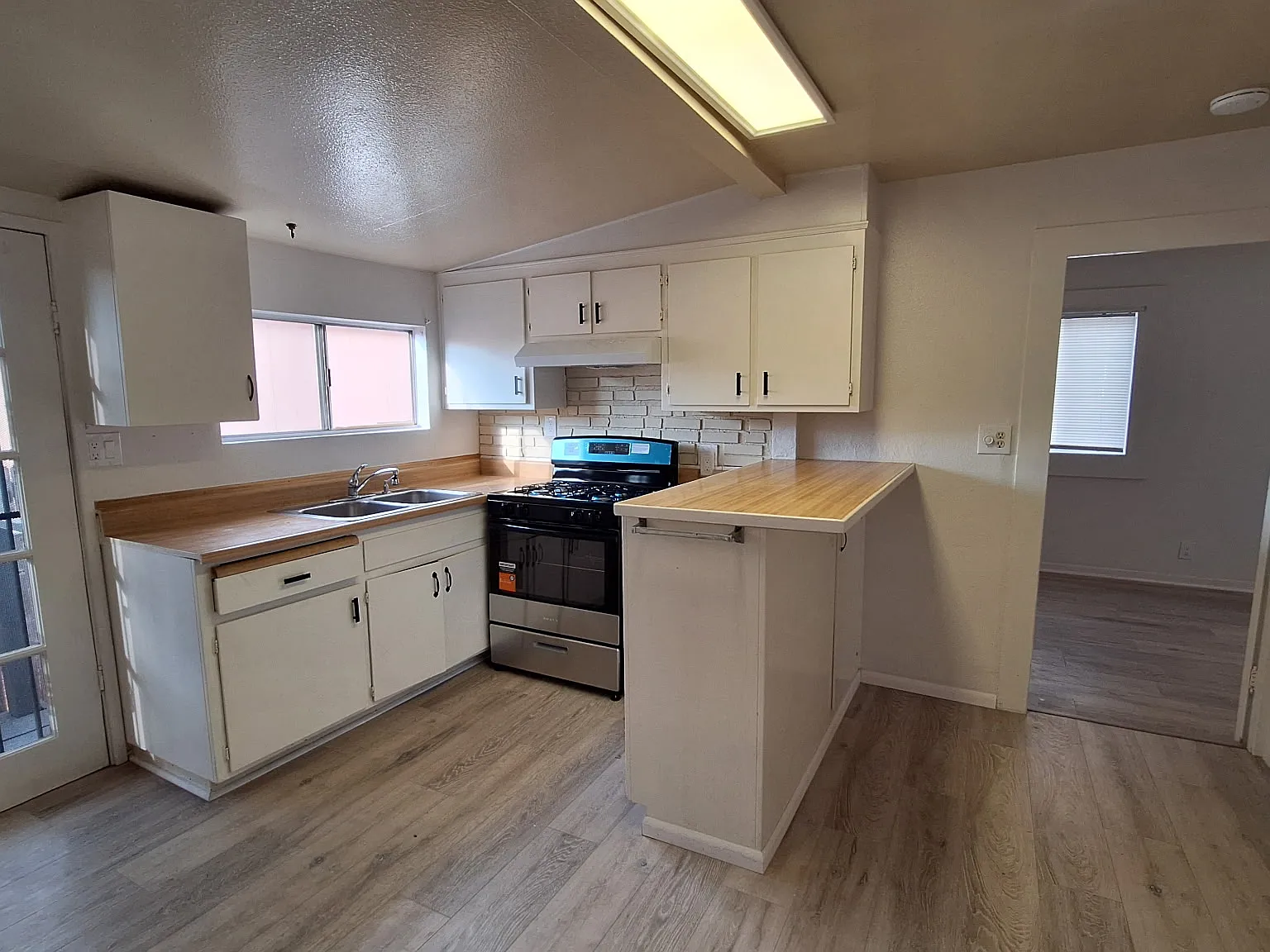 2 bed, 700 sqft, $2,900 — Photo 3