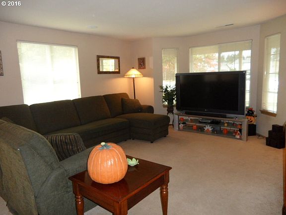 2nd image of 15614 NE Hickory St