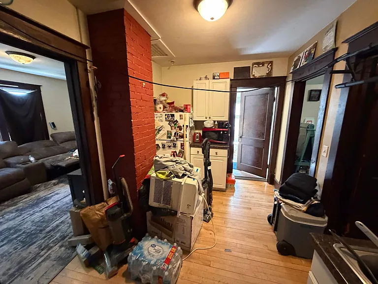 1712 Summit St — Photo 3