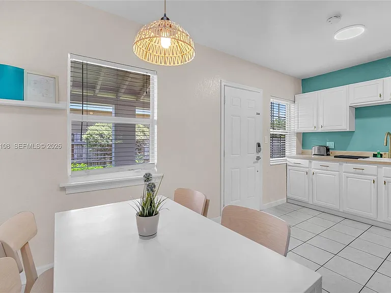 261 SW 15th St #2 — Photo 11