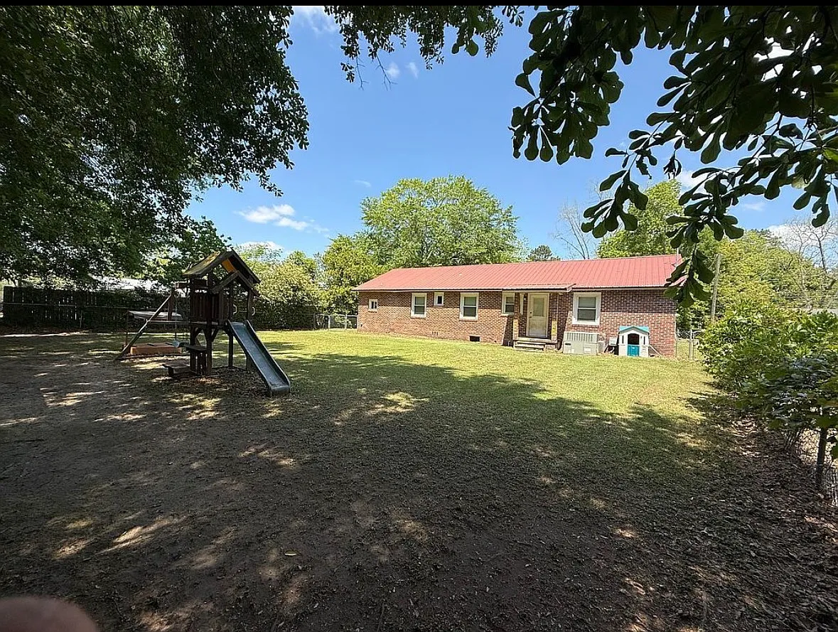3 bed, 1.5 bath, 1225 sqft, $1,850 — Photo 4
