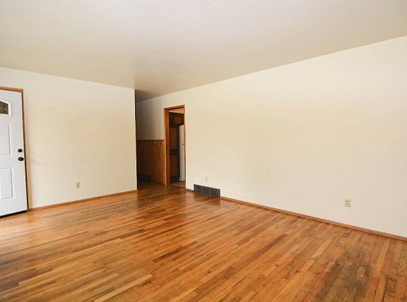3rd image of 1685 Brentwood Dr