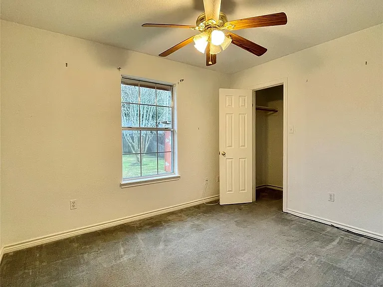 704 Manor Dr — Photo 16