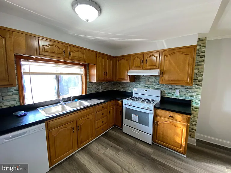 338 Gusryan St — Photo 9