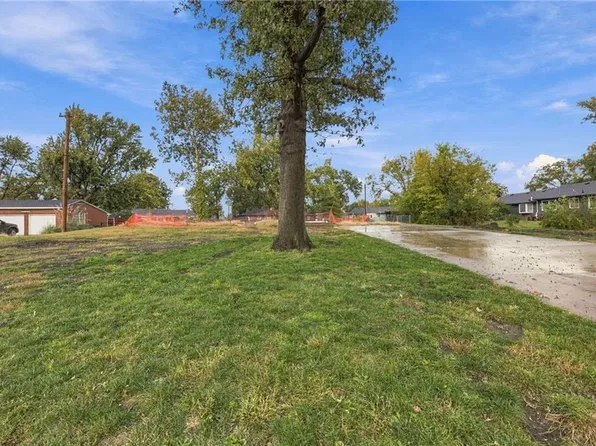 829 E 17th Ter, Ottawa, KS 66067