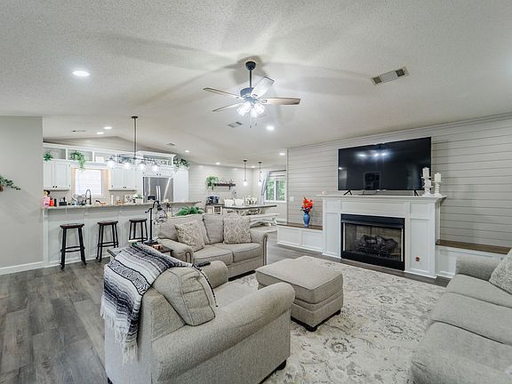 4th image of 4 Huesca Ln