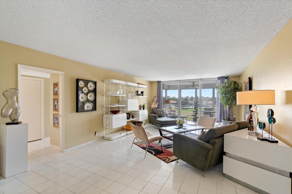 3980 Oaks Clubhouse Drive #411, photo 3